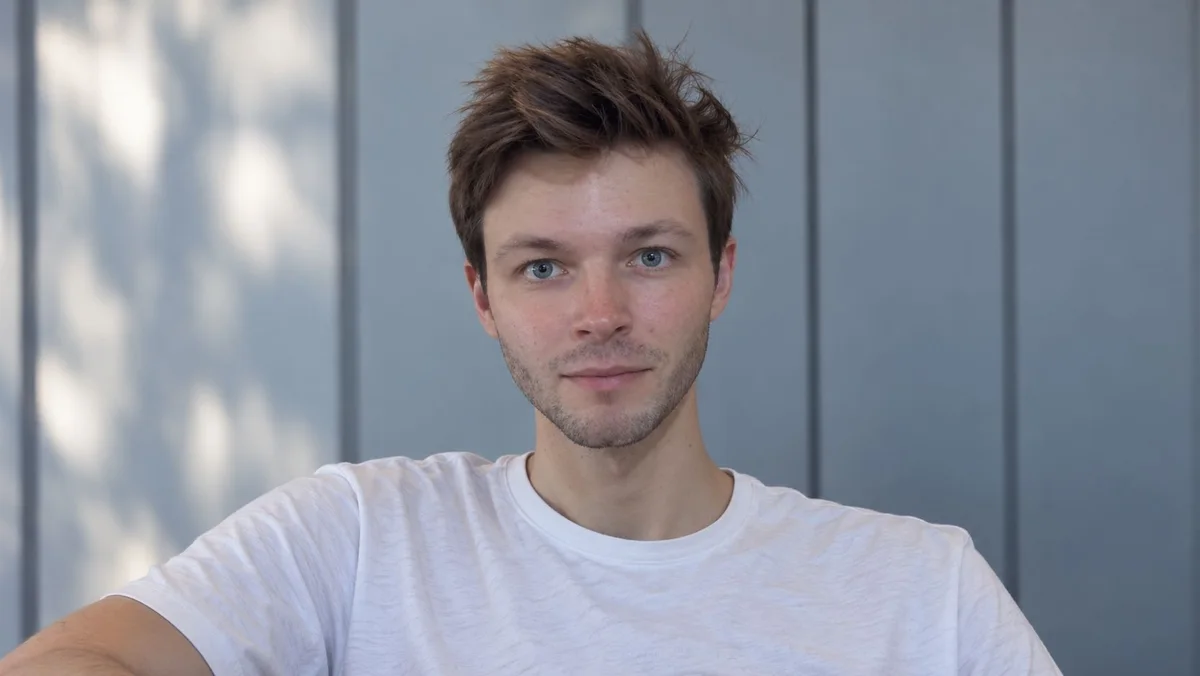 Pascal Harting im weißen T-Shirt