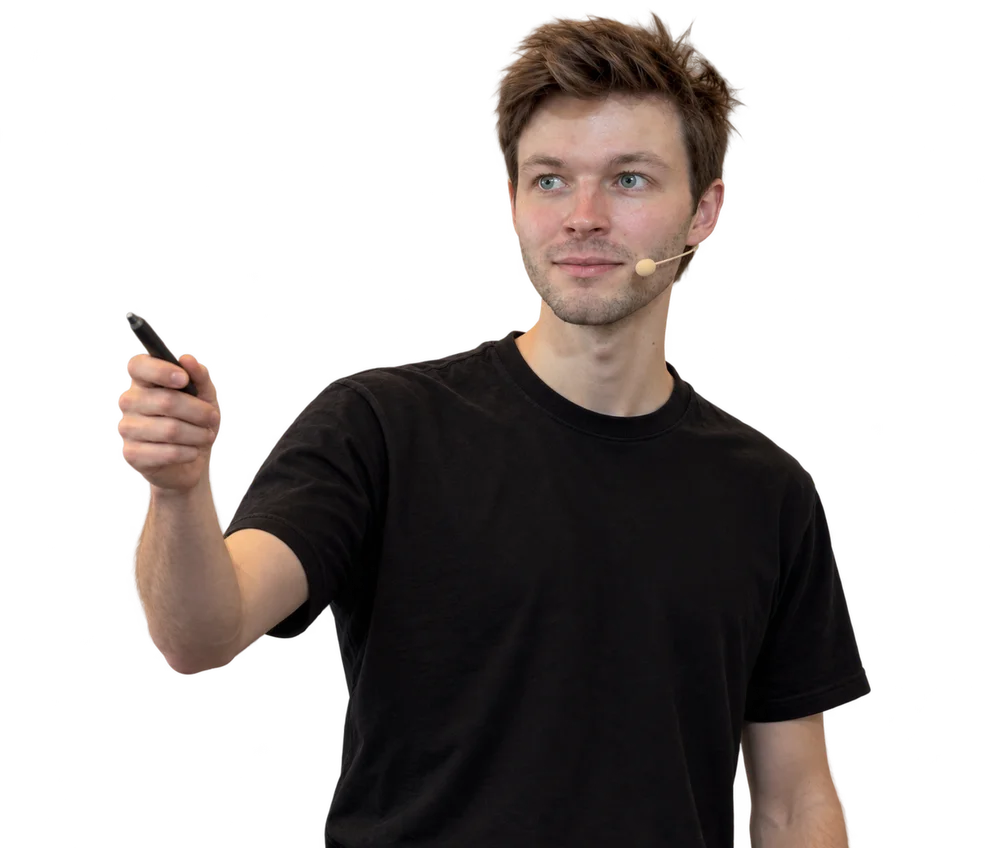 Pascal Harting mit Headset und Präsentationspointer